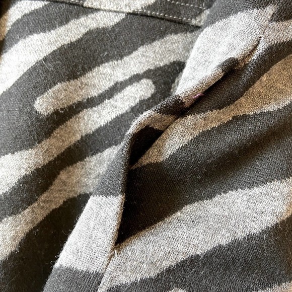 Darjoni Animal Print Grey Black Fitted Blazer - Picture 5 of 7